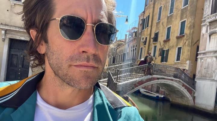 杰克·吉伦哈尔（Jake Gyllenhaal）去威尼斯，走过扮演他的角色之一的人“width=