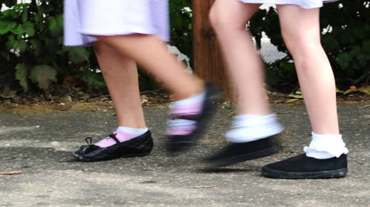 当学校选择性别中性制服时，女孩面对禁止裙子的禁令