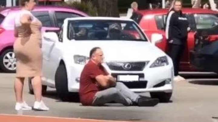 澳大利亚男子坐在停车位后与驾驶员打架
