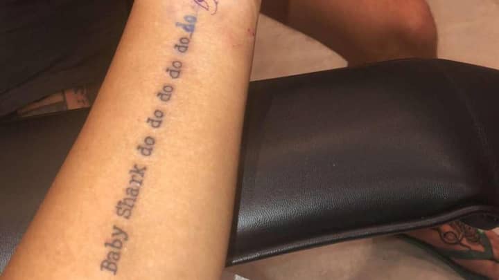 青少年在伊维萨岛喝醉时获得“婴儿鲨”歌词纹身