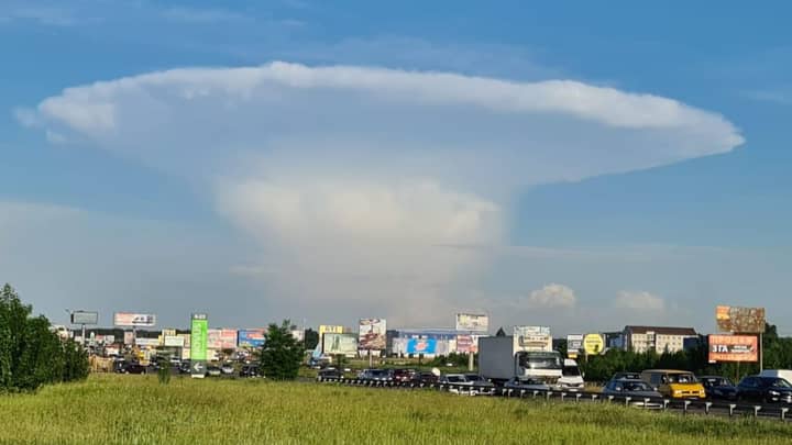 巨大的蘑菇云填充了基辅的天空，距切尔诺贝利约60英里