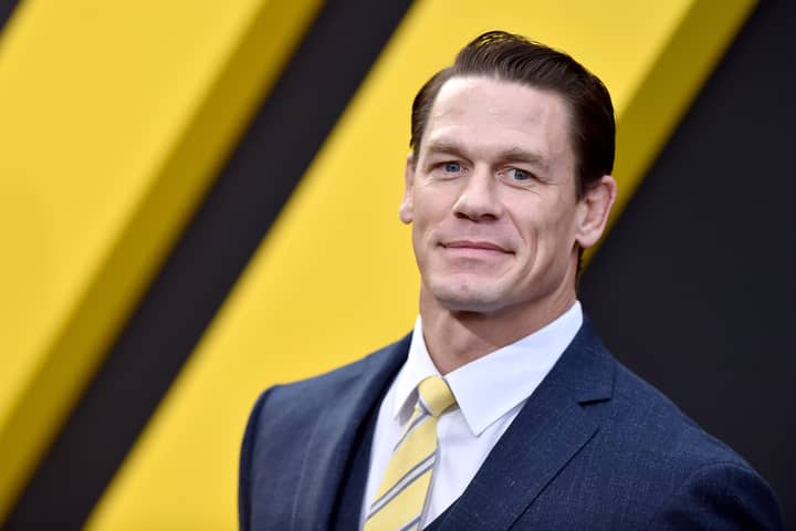 WWE传奇人物约翰·塞纳（John Cena）面对YouTuber在伦敦商店拍摄他