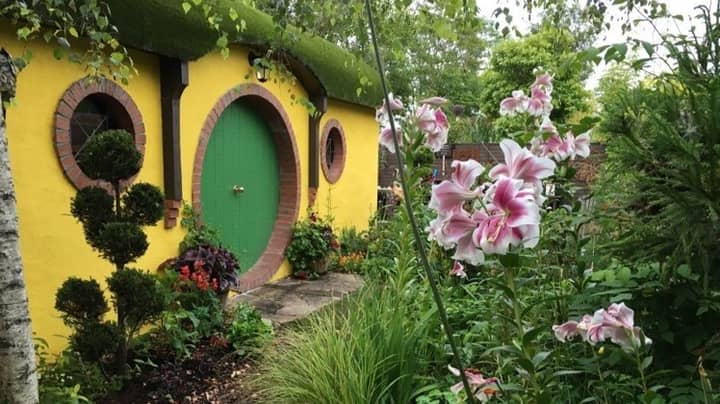 有一个童话堡绿洲，有一个霍比特人的房子在利默里克等着你