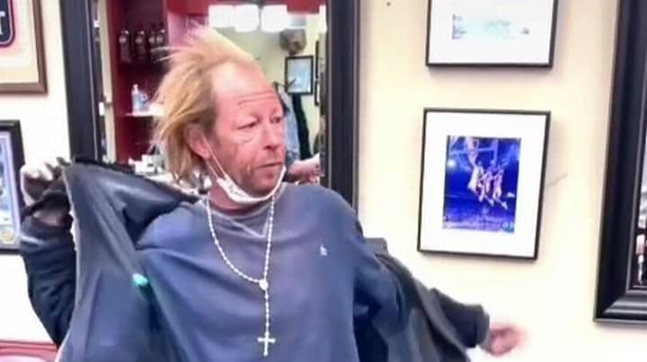 无家可归的人在理发师给他免费发型后看起来不可思议