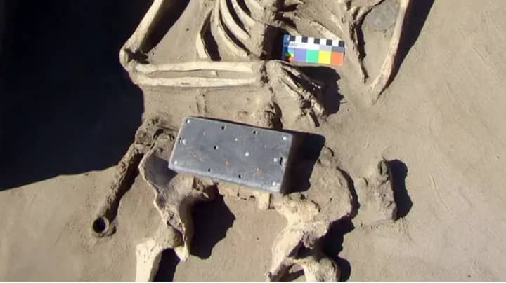考古学家曾经在“俄罗斯亚特兰蒂斯”的坟墓中发现了被称为“ 2,100年历史的iPhone”的文物