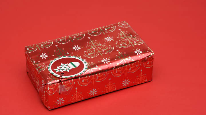又一个又一个又一个又一个的女人给她的礼物他已经为圣诞节使用了“width=