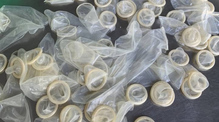 警方突袭发现设施回收了超过300,000套二手避孕套