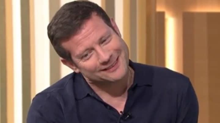 德莫特·奥利里（Dermot O'Leary）的尴尬反应在客人祝贺他在“菲利普·斯科菲尔德混合”中出来