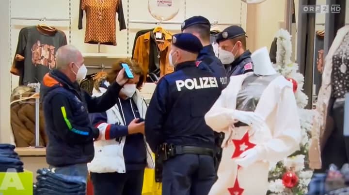 录像显示奥地利警察检查公民在商店的疫苗接种状况