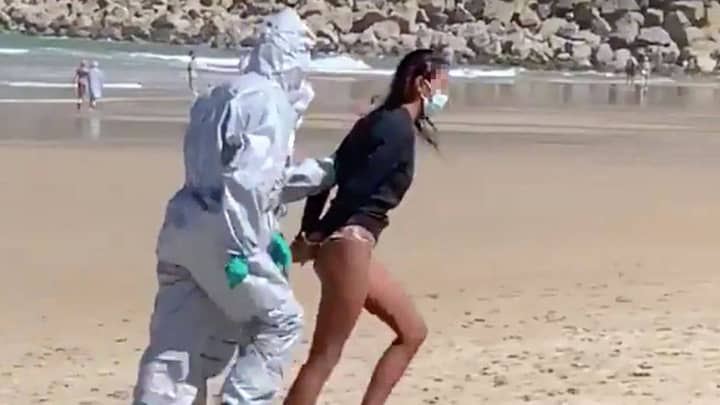 在阳式诉讼中被警察逮捕的妇女在阳性covid-19测试后冲浪