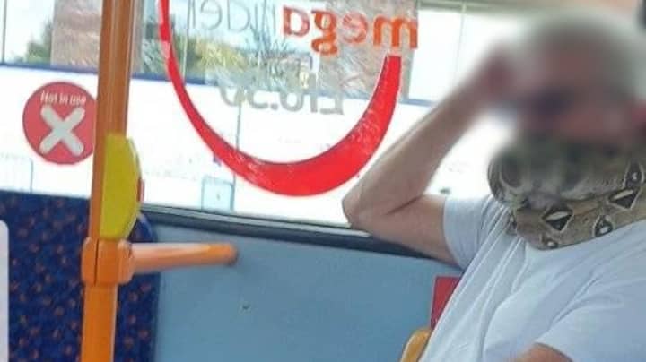 男子在大曼彻斯特公共汽车上戴着蛇作为面具