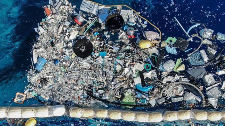 海洋清洁装置首次从海中收集塑料废物“width=