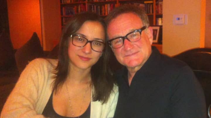 罗宾·威廉姆斯（Robin Williams）的女儿塞尔达（Zelda）分享了粉丝们可以纪念她父亲的记忆的方式“width=