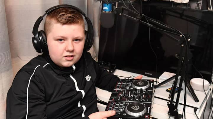 Crowdfunder为12岁的Boy设立了DJ设备没收的设备