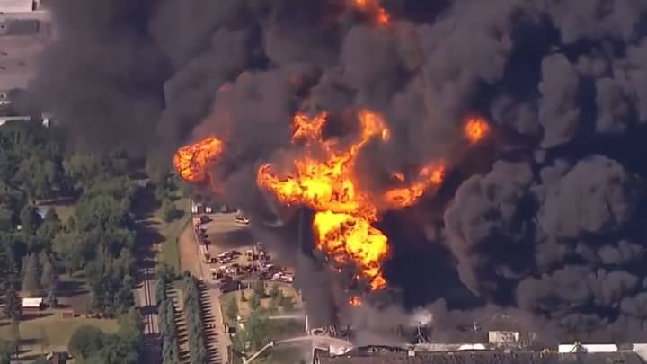 令人震惊的镜头显示了美国化学厂的爆炸