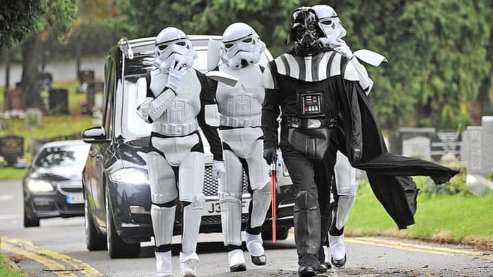 达斯·维达（Darth Vader）带领女人的葬礼与突击队员