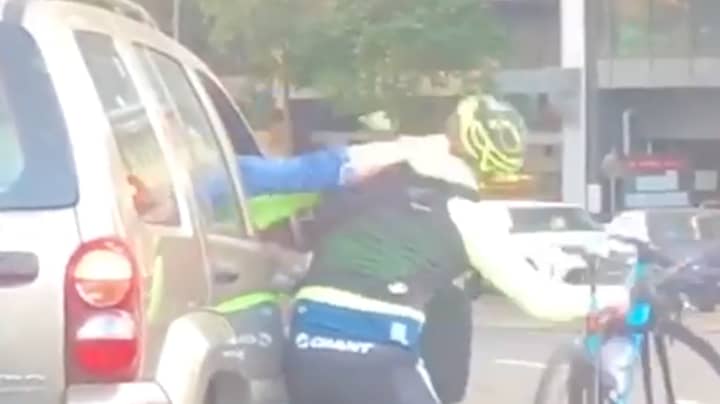 骑自行车的人和驾驶员在布里斯班的史诗般的道路上陷入困境