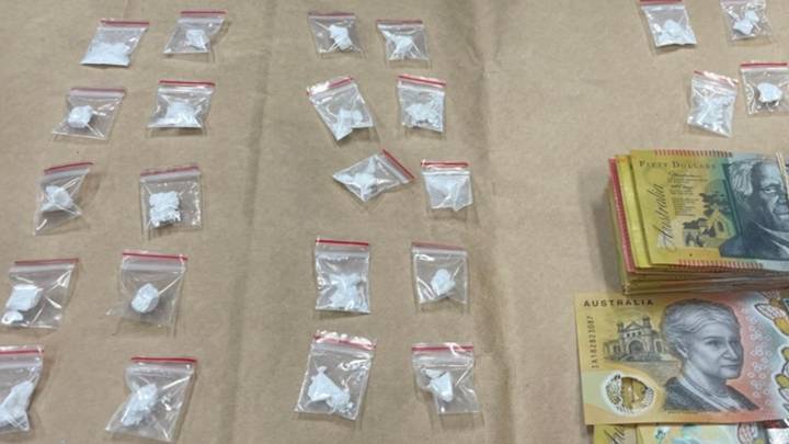悉尼警察在第一个自由周末抓住了数十袋可卡因