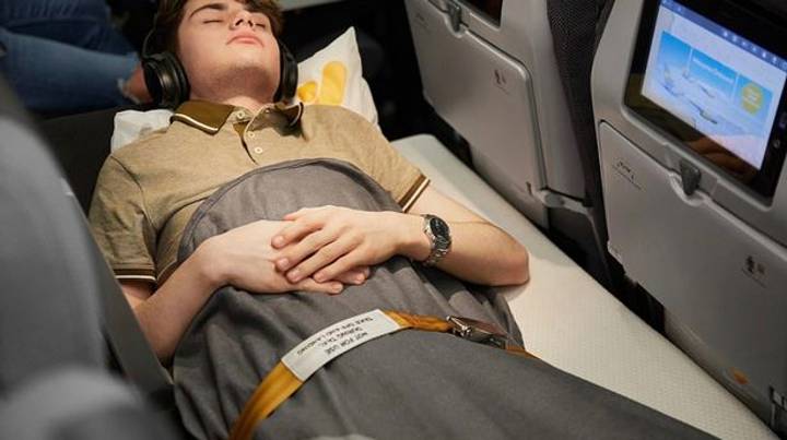 你现在可以躺下来睡在托马斯库克经济航班上