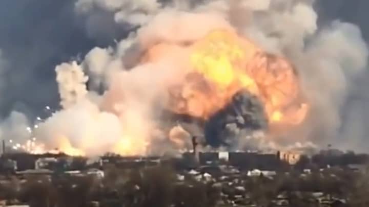 俄罗斯叛乱分子造成乌克兰导弹工厂的“烟花状”爆炸