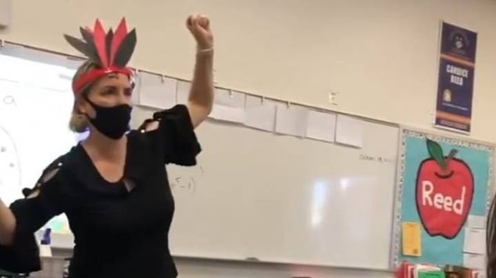 老师在课堂上表演美国原住民舞蹈后休假