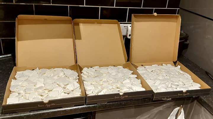 警方在披萨盒中发现500,000英镑的可疑毒品