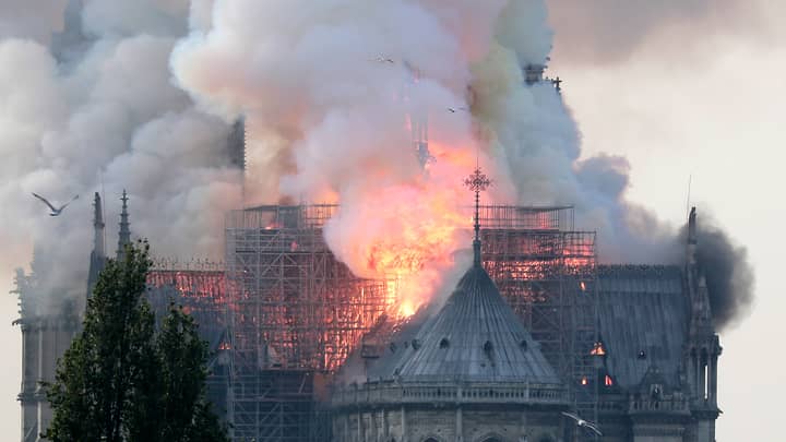 大火在巴黎的巴黎圣母院大教堂爆发“width=