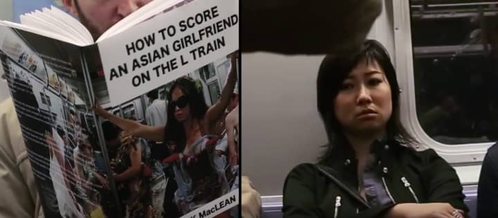 喜剧演员在火车上拿着虚假的书籍封面给恶作剧的乘客
