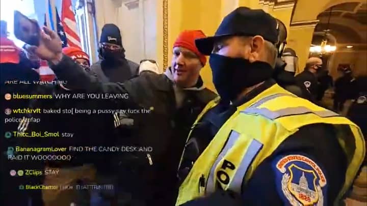 警察在国会大厦内与特朗普支持者合影