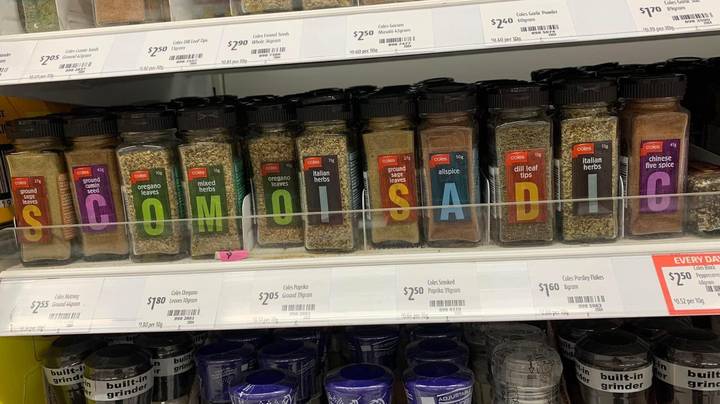 人们正在澳大利亚超市重新布置香料，以拼写“ Scomo是DIC”