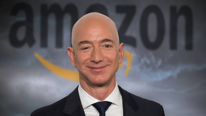 杰夫·贝佐斯（Jeff Bezos）已正式退休，担任亚马逊首席执行官“width=