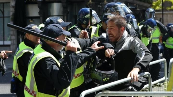 民族主义抗议者高呼“英格兰”与伦敦警察发生冲突