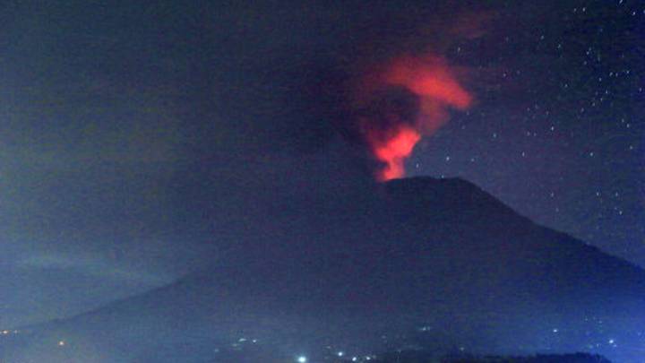 印度尼西亚的Agung Mount Mount在一周的接地航班中爆发了第二次