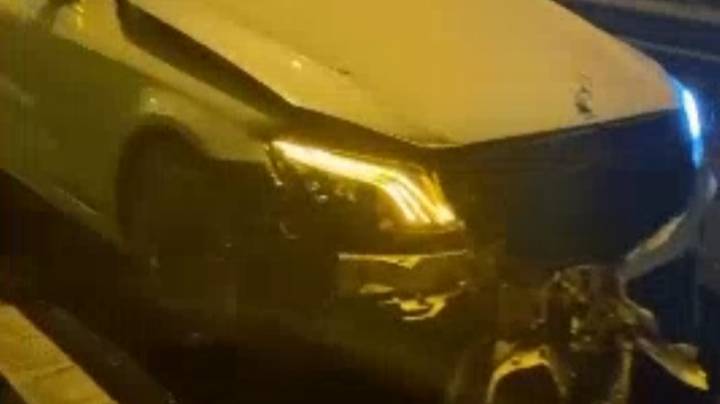 阿米尔·汗在高速公路上撞毁价值9万英镑的奔驰车”imgWitdh=