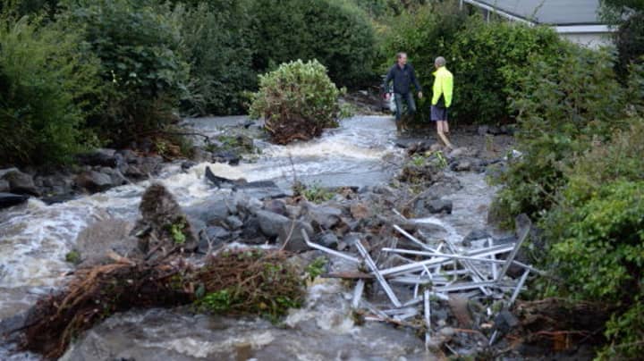 在康沃尔救援行动后，警告更多英国洪水
