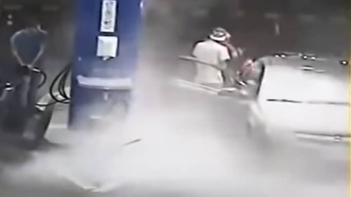 汽油站老板在吸烟客户拍摄灭火器之后就流行了