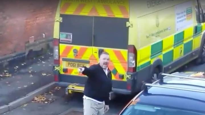 令人震惊的录像显示，驾驶员在街上被驾驶员停车救护车的口头虐待“width=