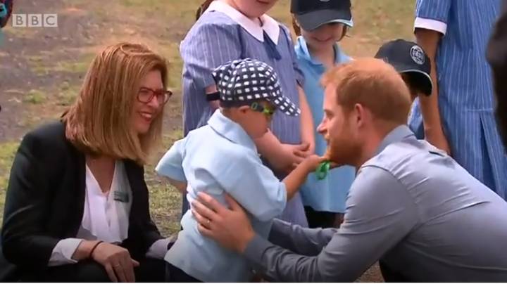 哈利王子接受了澳大利亚唐氏综合症的孩子拥抱“imgWitdh=