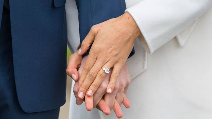 女人在男朋友买了她的“ 1.3k”订婚戒指后抱怨