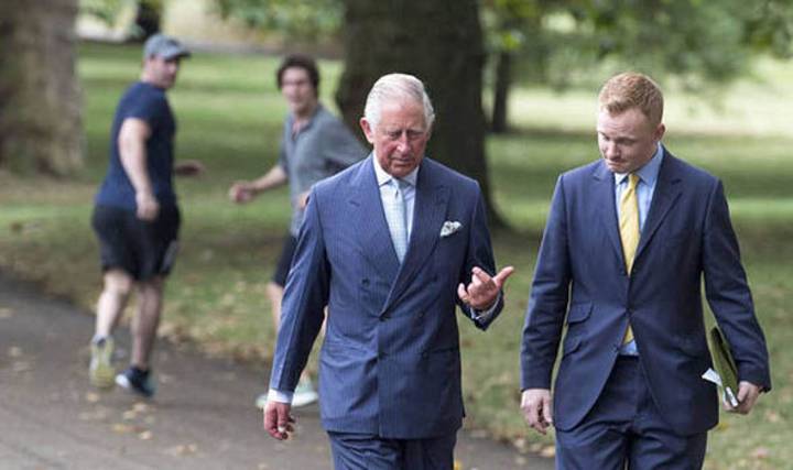 慢跑者震惊地看到查尔斯王子漫步到他们的公园