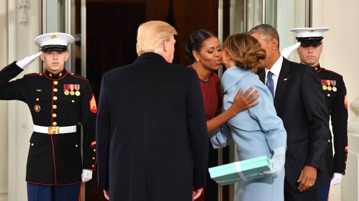 米歇尔·奥巴马（Michelle Obama）终于揭示了梅拉尼亚·特朗普（Melania Trump）的就职日礼物是什么“width=