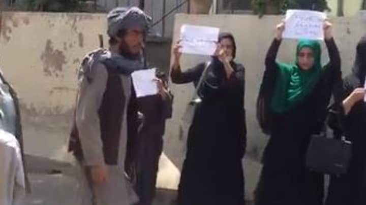 四个妇女勇敢抗议塔利班接管阿富汗