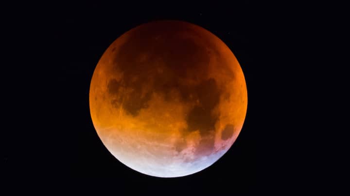 今晚将看到600年来最长的月食日食