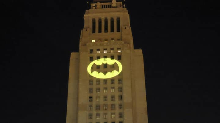 城市已经预测了蝙蝠信号来庆祝蝙蝠侠成立80周年