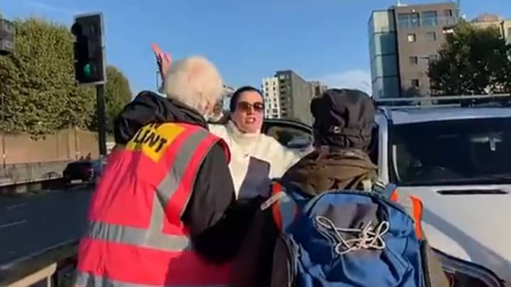 妇女面对隔离的英国抗议者，因为她们阻止了她在医院探访妈妈“width=
