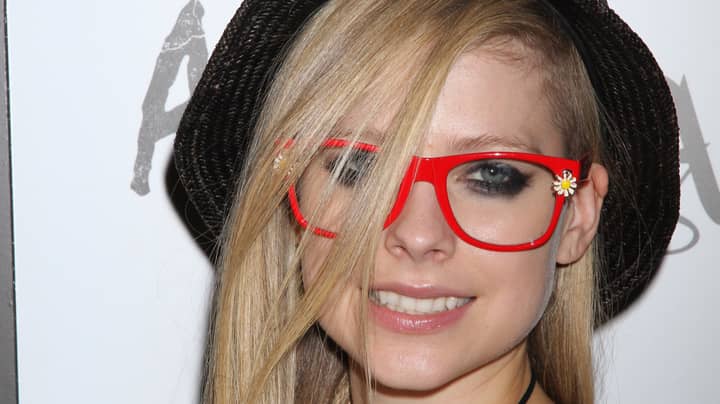 Avril Lavigne解决了她死亡并用克隆代替的阴谋论