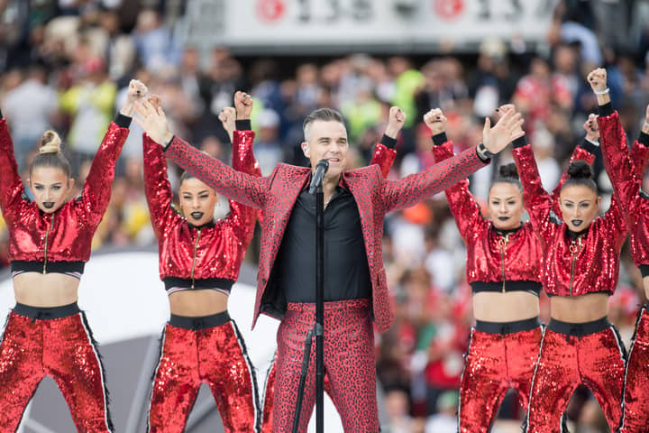 罗比·威廉姆斯（Robbie Williams）在世界杯开幕式上解释了他的手势