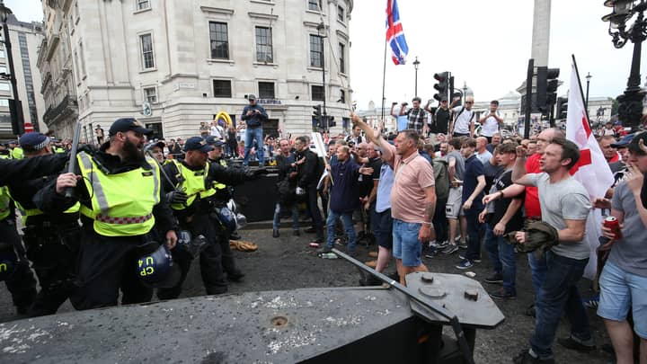 抗议者在伦敦的汤米·罗宾逊集会上与警察发生冲突