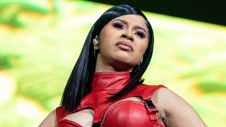 Cardi B不小心在Instagram故事上发布了一张裸照