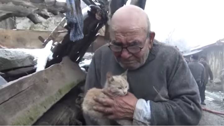 家被毁后，男子抱着小猫